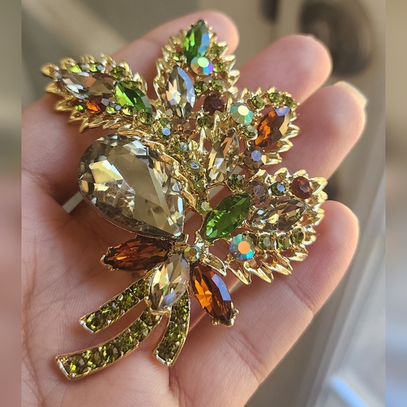 Large Sparkling Leaf Brooch – Gold Tone, Green & Brown Crystals - Picture 7 of 7